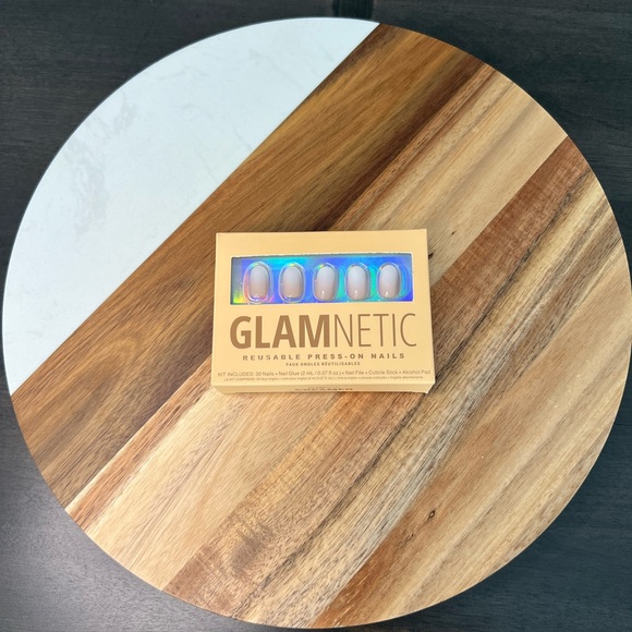 GLAMNETIC Reusable Press-on Nails in CREAMER - Picture 2 of 6